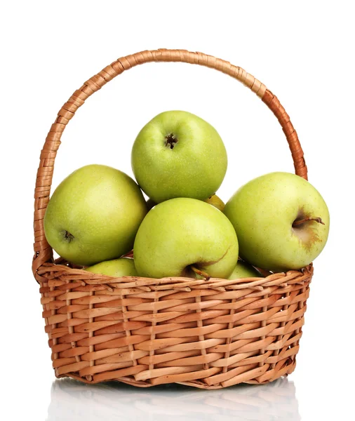 Pommes vertes juteuses dans le panier isolé sur blanc — Photo