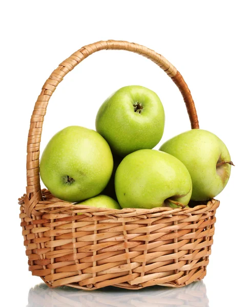 Sappige groene appels in de mand geïsoleerd op wit — Stockfoto