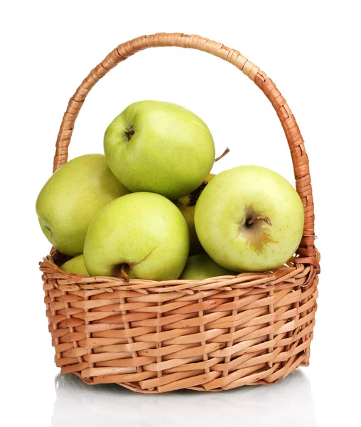 Lédús zöld almát a kosárba, elszigetelt fehér — Stock Fotó