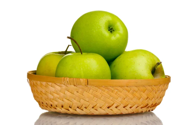 Соковиті зелені яблука в кошику ізольовані на білому — стокове фото