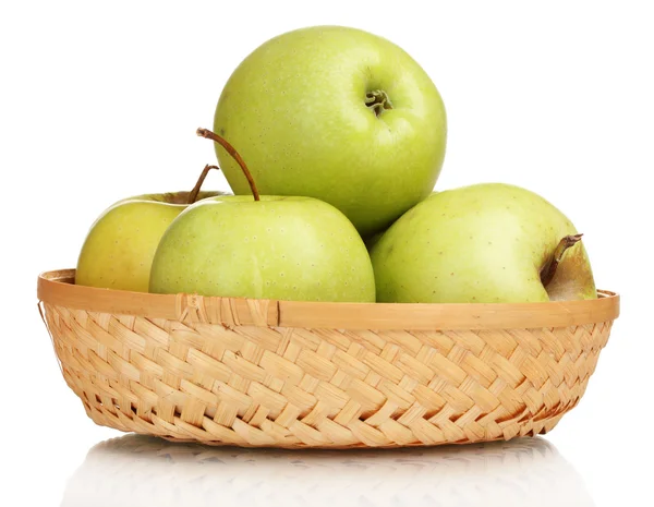 Sappige groene appels in de mand geïsoleerd op wit — Stockfoto