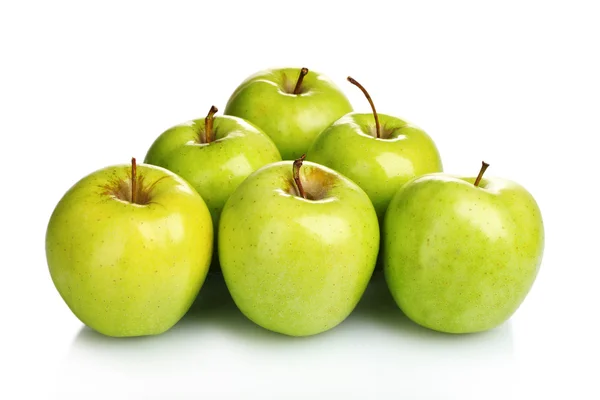 Сочные зеленые яблоки, изолированные на белом — стоковое фото