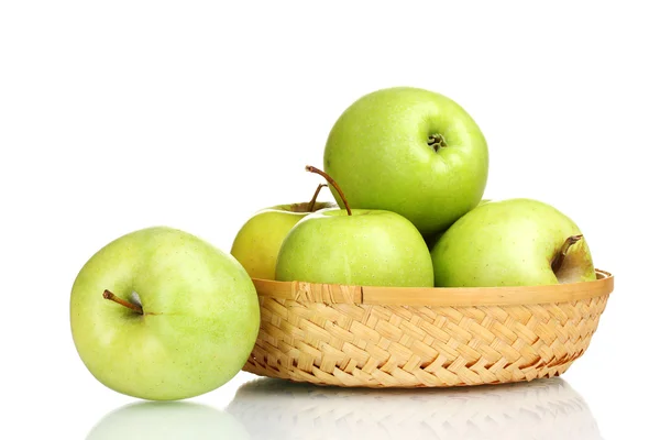 Pommes vertes juteuses dans le panier isolé sur blanc — Photo