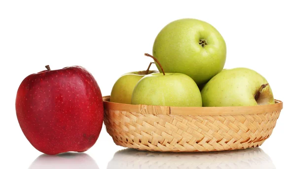 Maçãs verdes suculentas na cesta e maçã vermelha isolada no branco — Fotografia de Stock