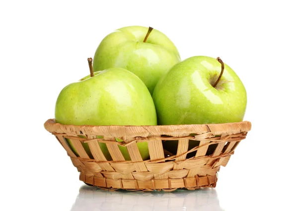 多汁绿色苹果在篮子上白色隔离 — 图库照片