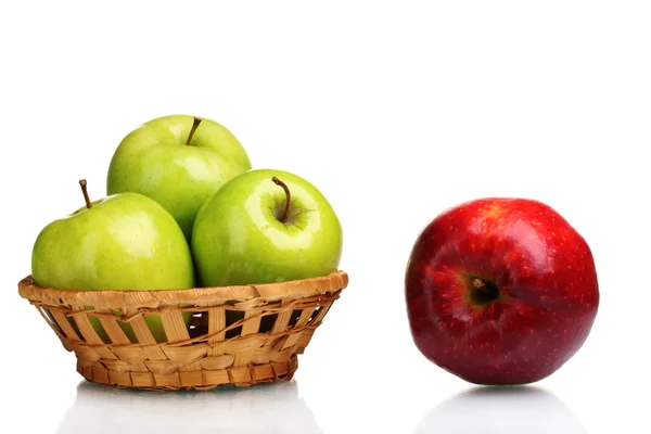 Maçãs verdes suculentas em cesta e maçã vermelha isoladas em branco — Fotografia de Stock