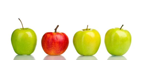 Сочные сладкие яблоки, изолированные на белом — стоковое фото