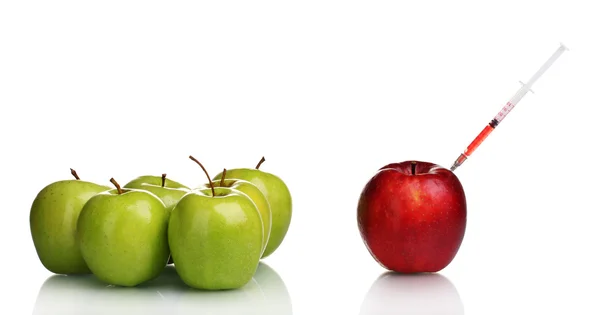 Красные и зеленые яблоки и шприц изолированы на белом — стоковое фото