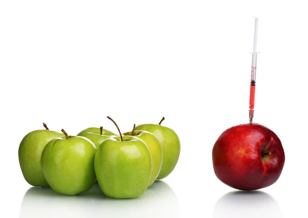 Kırmızı ve yeşil elma ve üzerinde beyaz izole şırınga — Stok fotoğraf