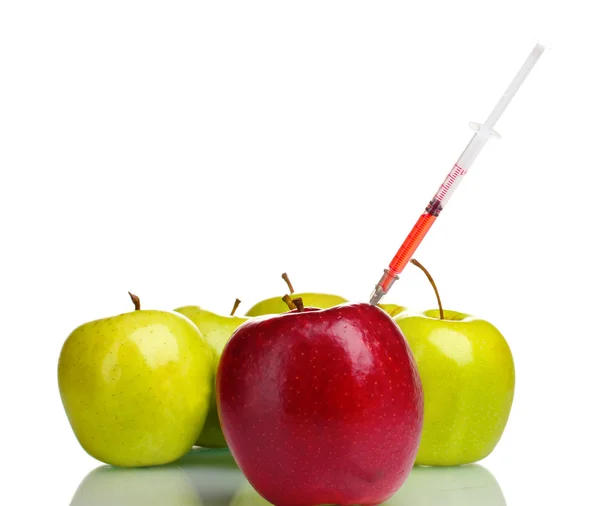 赤と緑のリンゴと白で隔離されるシリンジ — ストック写真