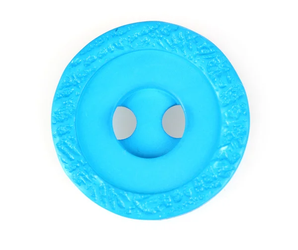 Яскраво-синя швейна кнопка ізольована на білому — стокове фото