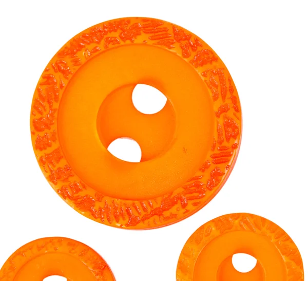 Jasny pomarańczowy do szycia przyciski na białym tle — Zdjęcie stockowe