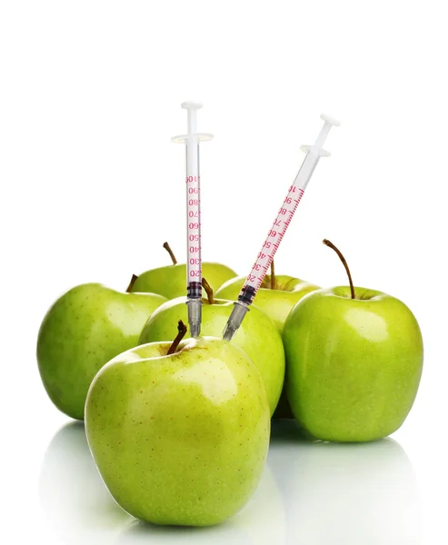 Зеленые яблоки и шприцы, изолированные на белом — стоковое фото