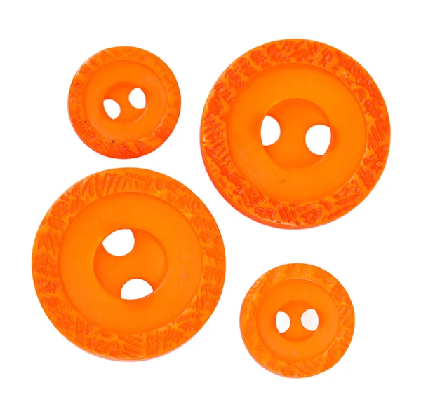 Ярко-оранжевые кнопки шитья изолированы на белый — стоковое фото
