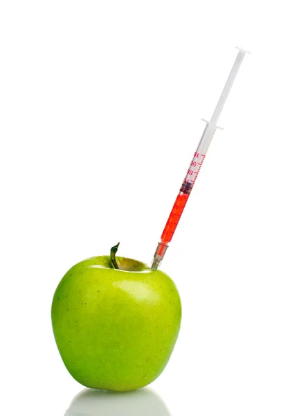 Grönt äpple och spruta isolerad på vit — Stockfoto