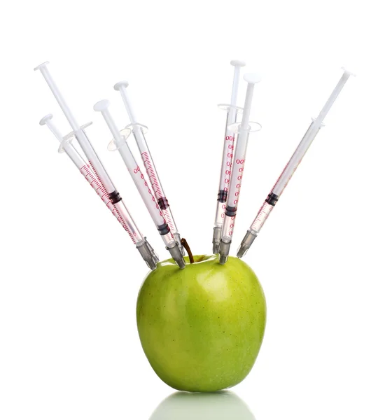 Grüner Apfel und Spritzen isoliert auf weiß — Stockfoto