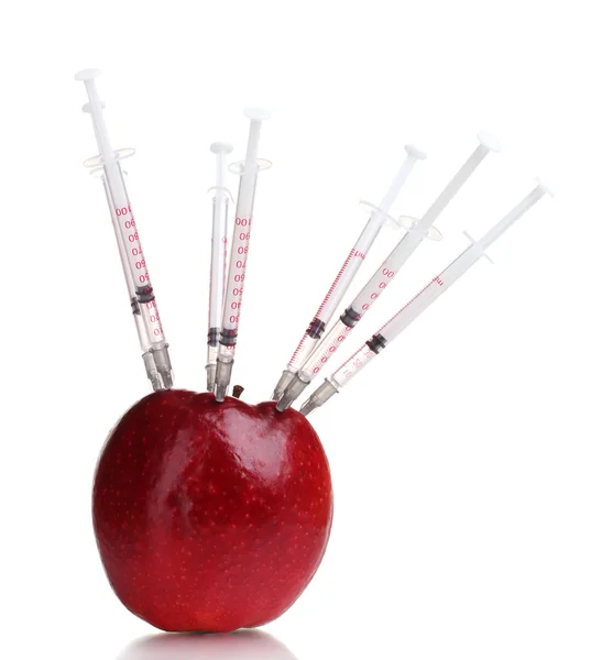 红苹果和注射器上白色隔离 — 图库照片