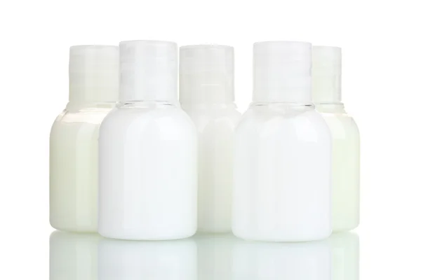 Pequeñas botellas de cosméticos aislados en blanco — Foto de Stock