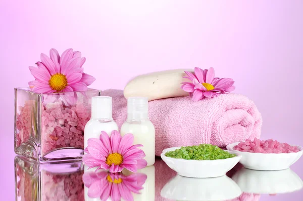 Hotel bekvämligheter kit på rosa bakgrund — Stockfoto