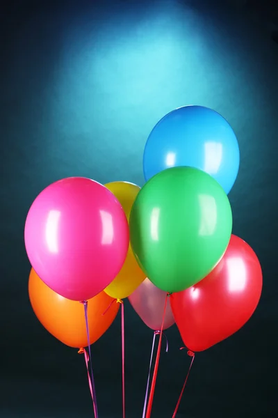 Balões brilhantes no fundo azul — Fotografia de Stock