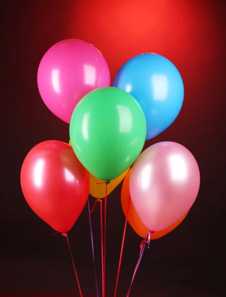Helle Luftballons auf rotem Hintergrund — Stockfoto