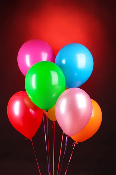 Helle Luftballons auf rotem Hintergrund — Stockfoto