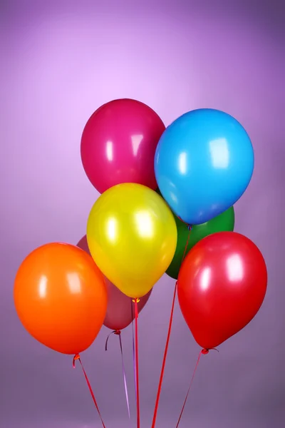 Purole zemin üzerine parlak balonlar — Stok fotoğraf