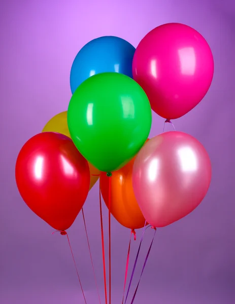 Ljusa ballonger på purole bakgrund — Stockfoto