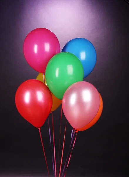 Яркие воздушные шары на пурольном фоне — стоковое фото
