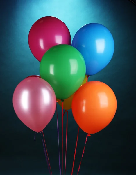 蓝色背景上的明亮气球 — 图库照片
