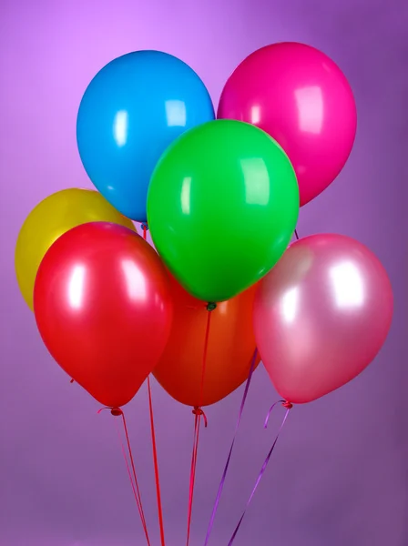 Purole zemin üzerine parlak balonlar — Stok fotoğraf