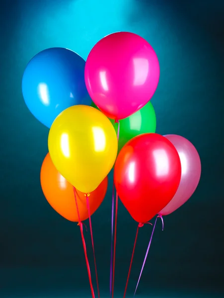 Heldere ballonnen op blauwe achtergrond — Stockfoto