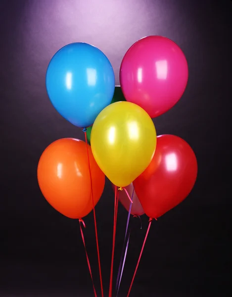 Lyse balloner på purole baggrund - Stock-foto