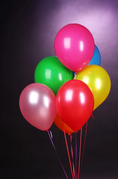 Helle Luftballons auf purole Hintergrund — Stockfoto