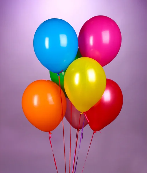 Φωτεινά μπαλόνια σε φόντο purole — Φωτογραφία Αρχείου