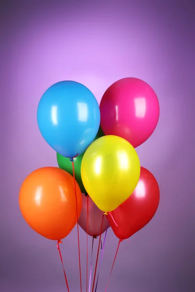 Helle Luftballons auf purole Hintergrund — Stockfoto
