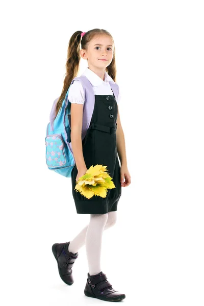 Портрет красивої маленької дівчинки в шкільній формі з рюкзаком і автом — стокове фото