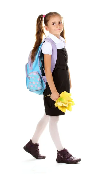 Portrét krásná holčička ve školní uniformě s batohem a podzimní — Stock fotografie