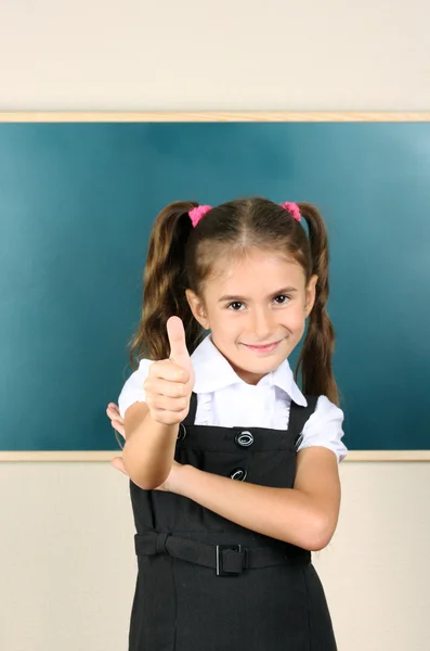 美しい少女は教室の黒板の近くに立って — ストック写真