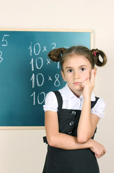 Güzel küçük bir kız sınıfta blackboard yakın duran — Stok fotoğraf