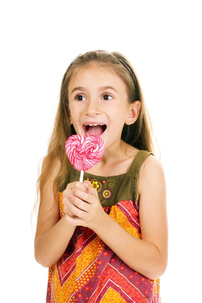 Mooi klein meisje en snoep op stick geïsoleerd op wit — Stockfoto