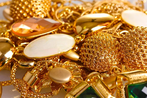 Различные золотые украшения крупным планом — стоковое фото