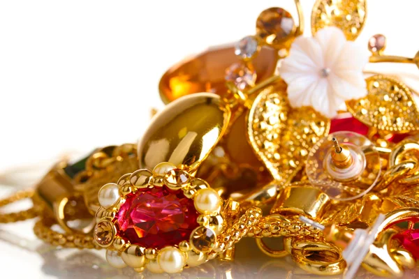 Varias joyas de oro aisladas en blanco — Foto de Stock