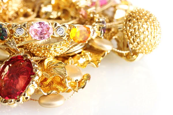 Várias jóias de ouro isoladas em branco — Fotografia de Stock