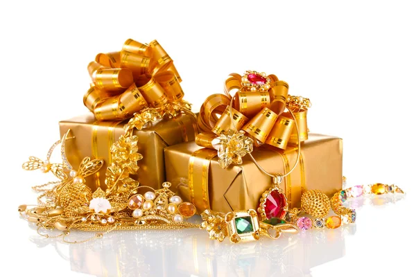 Различные золотые украшения и подарки изолированы на белом — стоковое фото