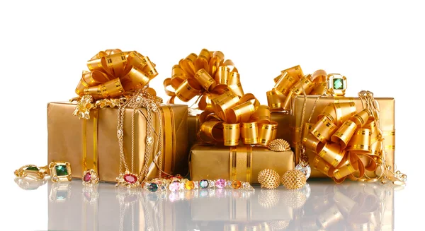 Különböző arany ékszerek és ajándék elszigetelt fehér — Stock Fotó
