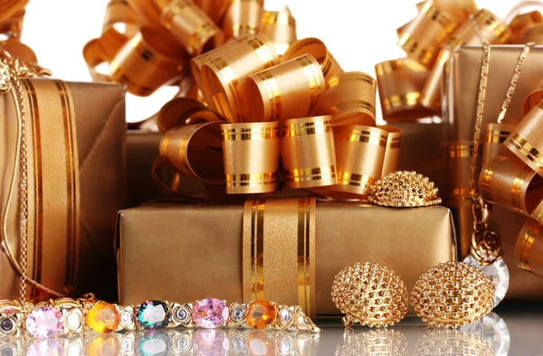 Různé zlaté šperky a dárky closeup — Stock fotografie