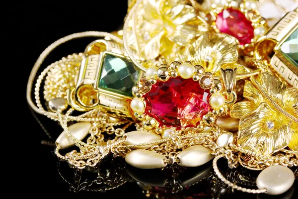 Różne Biżuteria złota na czarnym tle — Zdjęcie stockowe