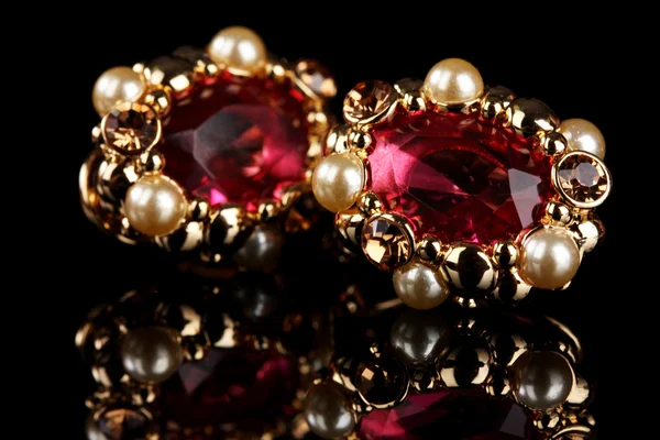 Όμορφο χρυσό σκουλαρίκια με ρουμπίνια και μαργαριτάρια σε μαύρο φόντο — Φωτογραφία Αρχείου