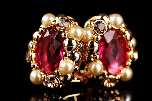 美丽与红宝石和珍珠黑色背景上的金耳环 — 图库照片